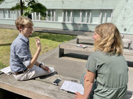 Ein Student und eine Mitarbeiterin der UP auf dem Campus Golm.