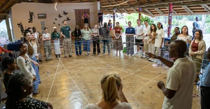 Bei einem interkulturellen Workshop mit jungen Erwachsenen und Studierenden aus Zimbabwe