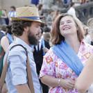 Das Bild zeigt eine Absolventin der Mat.-Nat Fakultät mit ihrer Mutter und mit einem Bekannten.