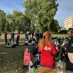 Buddykoordinatoren mit Studierenden beim Picknick