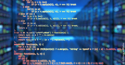 im Hintergrund: blau beleuchteter Serverraum, im Vordergrund: Quellcode in Gelb und rot