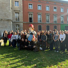 Auf dem Bild sieht man die Studierenden der neuen Jahrgänge des Deutsch-Französischen Studiengangs vor dem Haus 1 am Griebnitzsee
