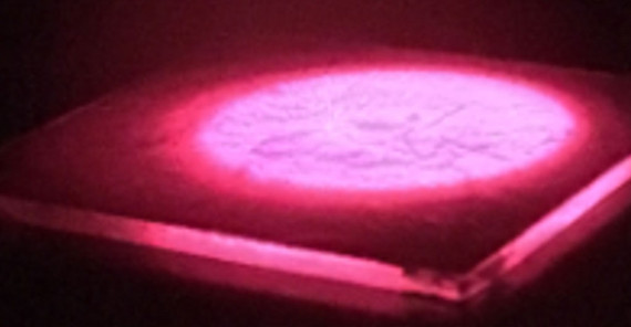 Photolumineszenz eines Perowskit-Halbleiters unter Beleuchtung, die sich die Forscher zu nutze machen um die Rekombinationsverluste in der Zelle zu messen | Foto: privat