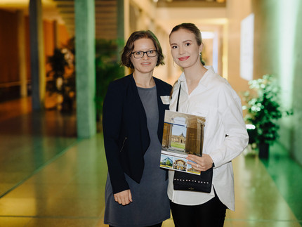 Stipendiatin Livia Jelen (r.) mit Kapitel Sport Vorständin Maren Schulze