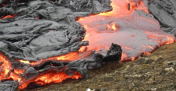Nahaufnahme eines Lavaflusses am Fuß des Langihryggur-Hügels während des Geldingadalir Vulkanausbruchs 2021.