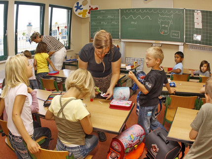 Kinder und Lehrer einer Grund-Schule lernen in einem Klassen-Raum. Foto: ZIM