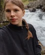 Helen vor einem Bach