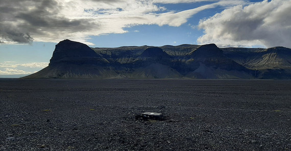 Finished installation, in the background a mountain range west of Skeidararsandur.