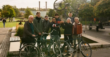 Das Team Rad ab mit dem Siegerpokal