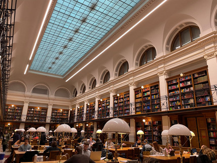 Bibliothek innen, historisches Gebäude, mit Studierenden