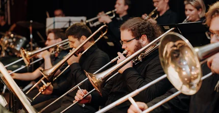 Bigband spielt.