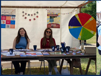 Collage aus zwei Fotos vom Campus-Festival: Stände des Zessko mit Glücksrad und beim Quiz mit Mitarbeitenden und Studierenden