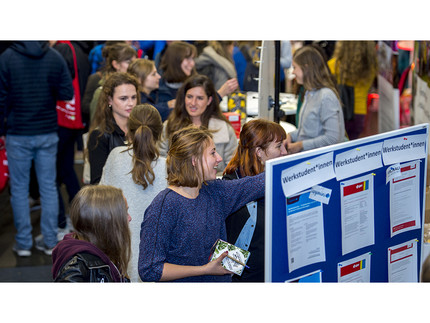 Mehrere Studierende auf einer Messe