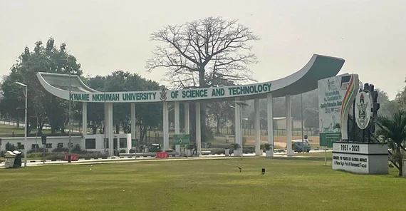 Das Eingangsportal zum Campus der K.N.U.S.T