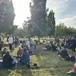 Studierende vom Buddyprogramm auf der Wiese beim Picknick