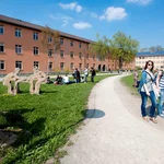 Flanieren statt marschieren: In den 1930er Jahren noch Kasernenhof, lädt der Platz im Osten des Campus Golm inzwischen zum Verweilen ein.