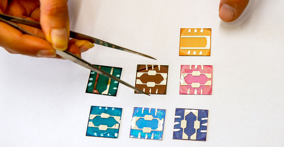 Musterplatten, die mit verschiedenen organischen Halbleitern beschichtet sind, haben unterschiedliche Farben. Dank ihrer physikalischen Eigenschaften können sie für eine Vielzahl von Anwendungen eingesetzt werden - zum Beispiel in Solarzellen. | Foto: Karla Fritze