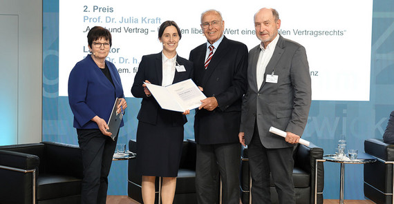 (v.l.n.r.): Dr. Ursula Weidenfeld, Moderatorin; Prof. Dr. Julia Kraft, 2. Platz; Prof. Randolf Rodenstock, Vorsitzender RHI; Prof. Dr. Dr. h. c. Stefan Hradil, Laudator