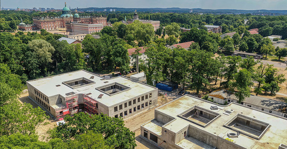 Zum Auftakt entstehen am nordwestlichen Ende des Campus die neue Heizungszentrale und der Hauptsitz des Zentrums für Informationstechnologie und Medienmanagement. Im Sommer 2023 wurde für beide Gebäude Richtfest gefeiert. 2025 sollen sie fertig sein, wenngleich die aktuelle Krise in der Bauwirtschaft diesen Plan zur Herausforderung macht.