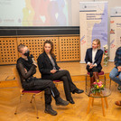 Teilnehmende der Podiumsdiskussion, zu sehen sind im Sitzkreis Herrn Woithe, Adina Ludwig, Johanna Petters, Robert Meile und Annette Guzman