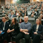 Hörsaal mit vielen Personen