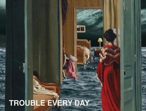 Eine Frau geht durch mehrere Zimmer, einen Fussboden gibt es nicht. Sie steht im Wasser. ßu