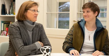 two talking women (Prof. Anja Linstädter and Liana Kindermann)