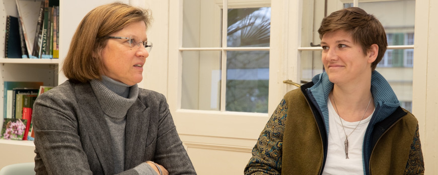 two talking women (Prof. Anja Linstädter and Liana Kindermann)