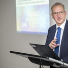Herr Staatssekretär Fischer hält Grußworte zur Eröffnung der Veranstaltung "Uni trifft Schule"