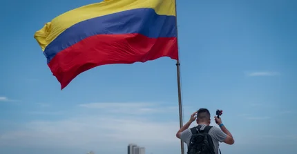 Die Flagge Kolumbiens und eine Person mit einem Rücksack
