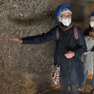 Die Exkursionsgruppe in einer Grabkammer der archäologischen Stätte Pani Loriga