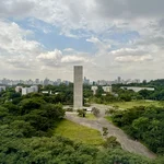 Blick auf den Uhrenturm und den Campus der Universidade de São Paulo.