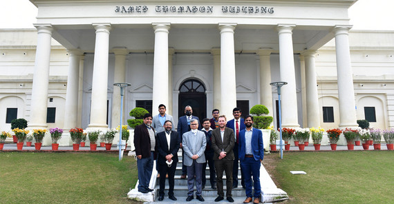 Personengruppe (u.a. Oliver Günther) vor dem Indian Institute of Technology im indischen Roorkee. Das Foto ist von Ankit Agarwal.