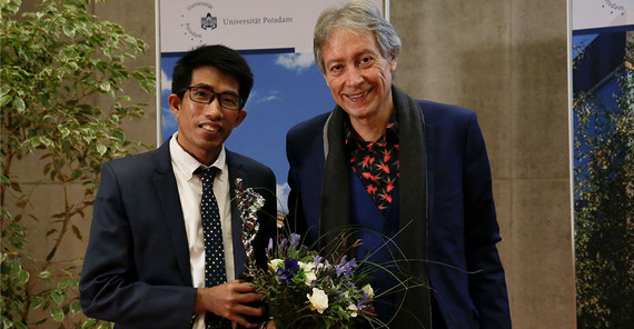 Voltaire-Preisträger Duong Keo (links) und Prof. Dr. Ottmar Ette (rechts). Das Foto ist von Sandra Scholz