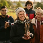 Siegerpokal in den Händen