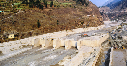 Aufräumarbeiten/Reperaturen in einem indischen Tal im Himalaya nach einer Sturzflut.