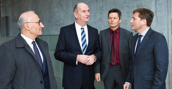 Der französische Botschafter S. E. Philippe Etienne und Ministerpräsident Dr. Dietmar Woidke im Gespräch mit Professor Dr. Tobias Lettl, LL.M. (EUR) und Uni-Präsident Prof. Oliver Günther, Ph.D. Foto: Karla Fritze