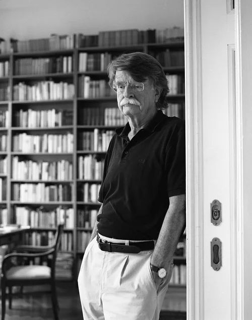 Willi Jasper in einer Tür stehend, mit Bücherregal im Hintergrund
