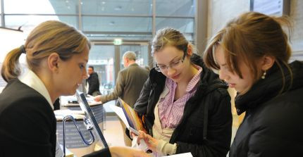 Studierende auf der Kontaktmesse