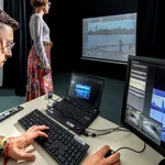 Aufs Auge geschaut: Blickbewegungen zu analysieren wie hier im Eyelab kann helfen zu verstehen, wie wir Dinge erfassen und verarbeiten.