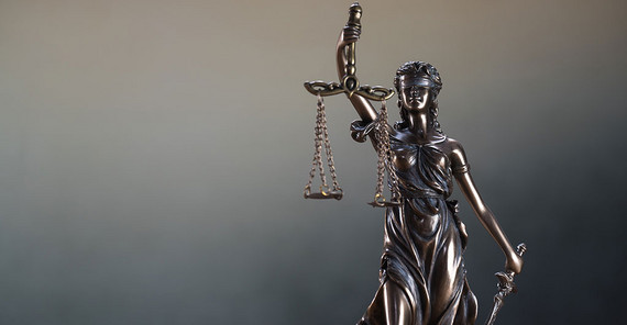 Figur der Justitia. Das Foto ist von AdobeStock/Aerial Mike.