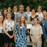Gruppe von Menschen posiert für ein Foto