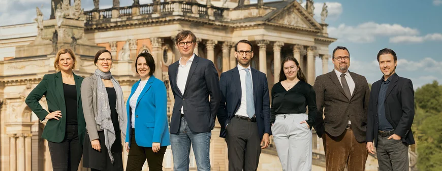 Das Lehrstuhlteam Militärgeschichte rund um Professor Neitzel