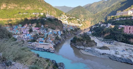 Zusammenfluss von Alaknanda (braun) und Bhagirathi. Ab hier heißt der Fluss Ganges.