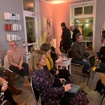 Gäste beim wissenschaftlichen Friseursalon
