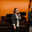 Maren Schulze (links) und Peter Heiß (rechts) stehen auf der Mitte der Bühne.