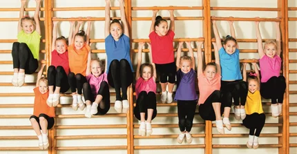 Kinderturnen - Mädchen an der Kletterstange
