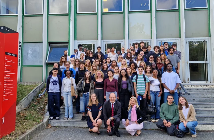 Auf dem Bild sieht man Frau Prof. Dr. Dijoux, Frau Prof. Dr. Demme und Herrn Prof. Dr. Sonnentag, die auch in diesem Jahr die französischen Studierenden der L1 und L2 auf dem Campus in Paris-Nanterre gemeinsam begrüßten.