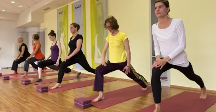 Studierende bei Dehnungsübungen in einem Sportkurs