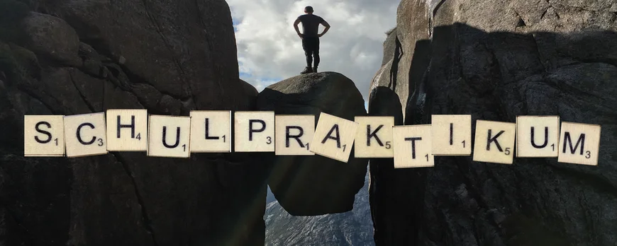 Student steht auf Felsen in Norwegen